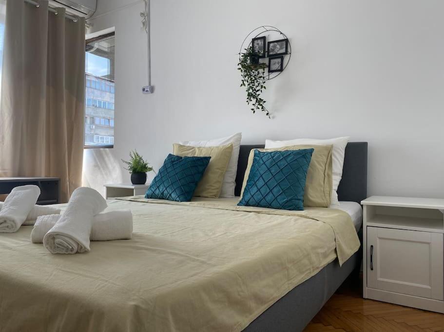 2 Bedroom Apartment With Terrace In City Center Bucharest Exterior photo